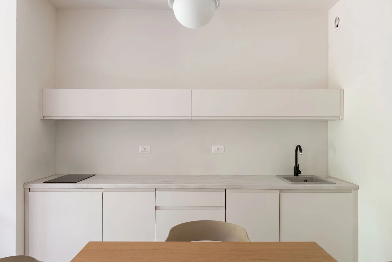 Namjesten-studio-od-33-m²-u-Becicima-Budva-2 Izdavanje: Stan 33 m² – Bečići, Budva — fotografija 3