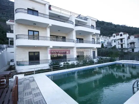 Trosoban stan sa pogledom na more u Stolivu