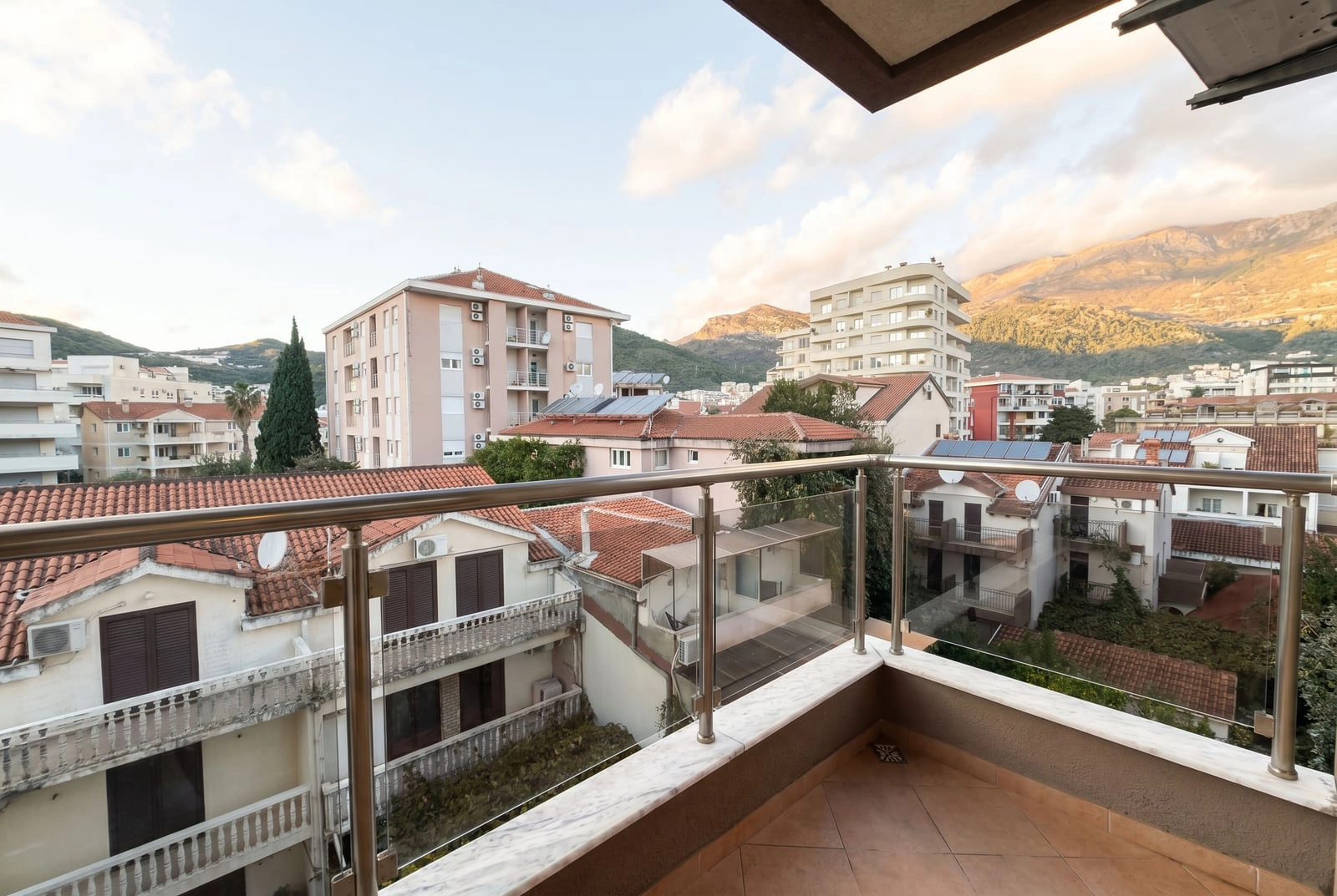 Dvosoban-stan-sa-terasom-u-Budvi-blizu-mora-1 Izdavanje: Dvosoban stan 59 m² – Budva — fotografija 2