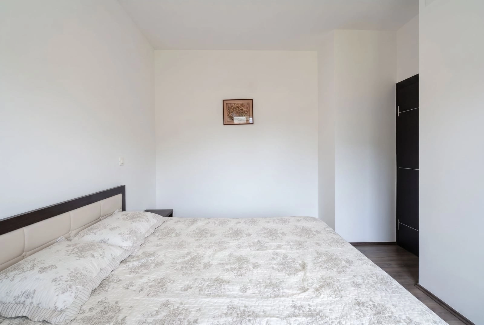 Dvosoban-stan-sa-terasom-u-Budvi-blizu-mora-5 Izdavanje: Dvosoban stan 59 m² – Budva — fotografija 6