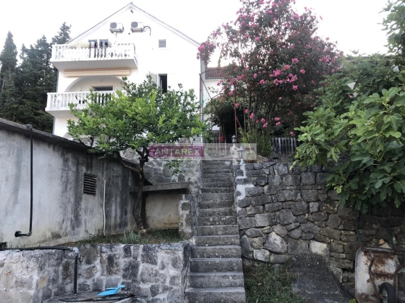 Kuća sa osam stanova u Donjoj Lastvi