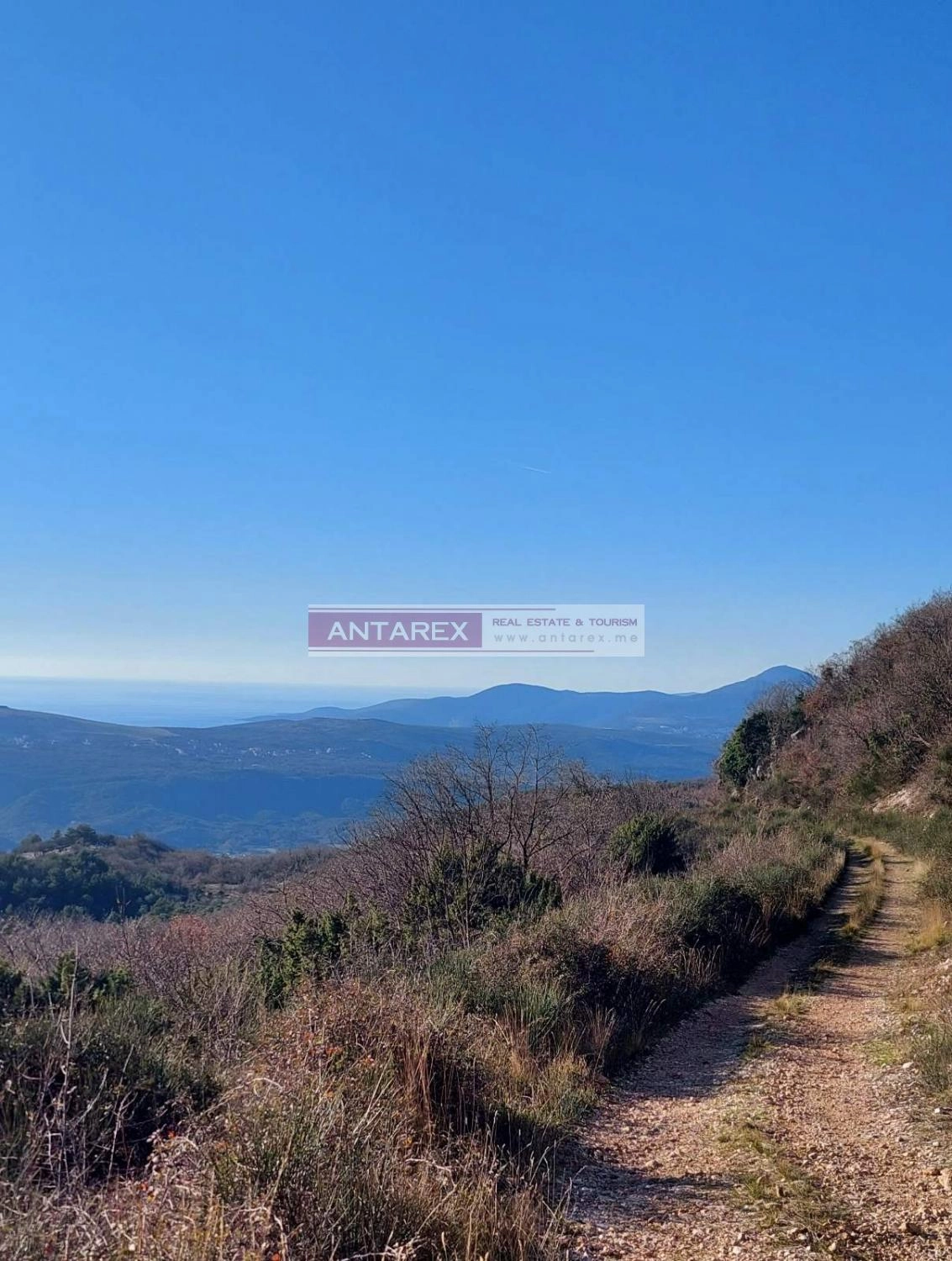 Plac u selu Radanovići