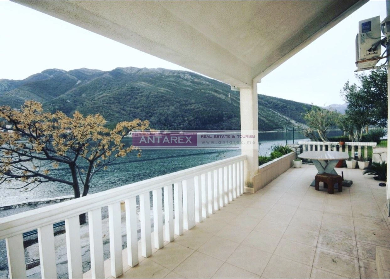 Kuca-u-prvoj-liniji-do-mora-Lepetane-Tivat Kuća u prvoj liniji do mora