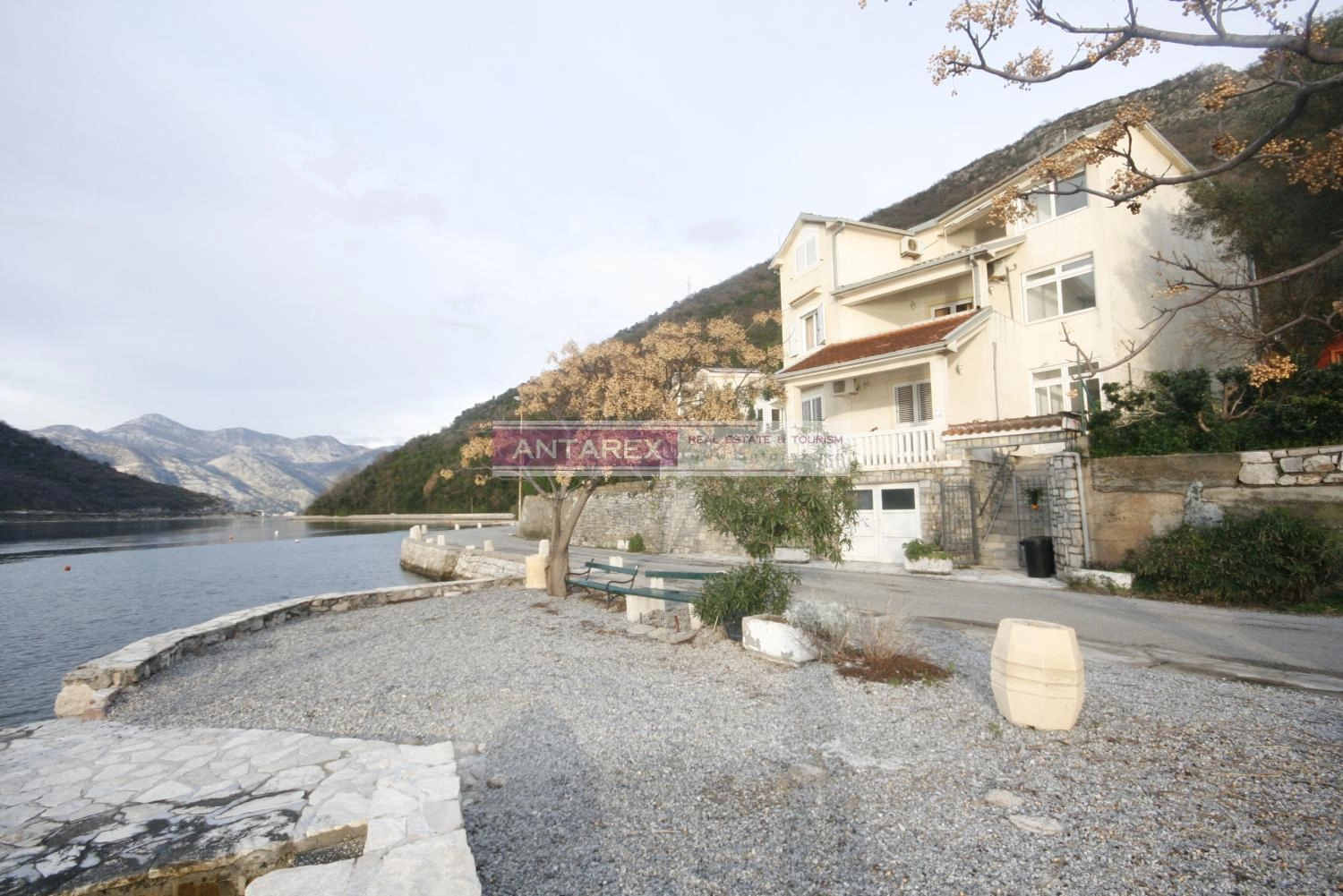 Kuca-u-prvoj-liniji-do-mora-Lepetane-Tivat-1 Kuća 257 m² – Lepetane, Tivat — fotografija 2