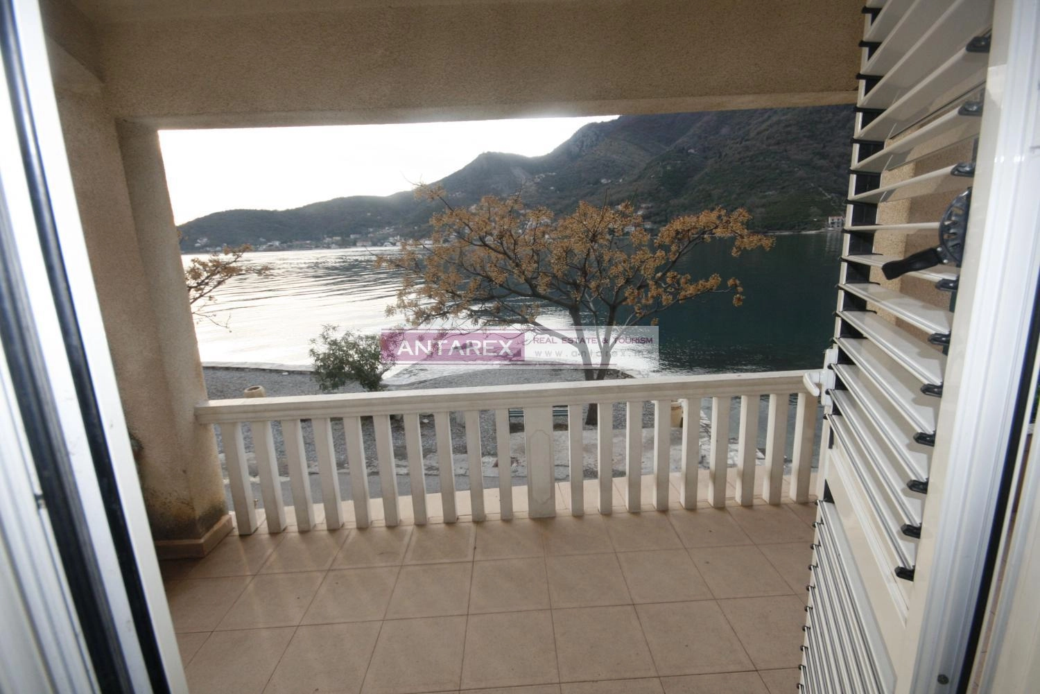 Kuca-u-prvoj-liniji-do-mora-Lepetane-Tivat-12 Kuća 257 m² – Lepetane, Tivat — fotografija 13