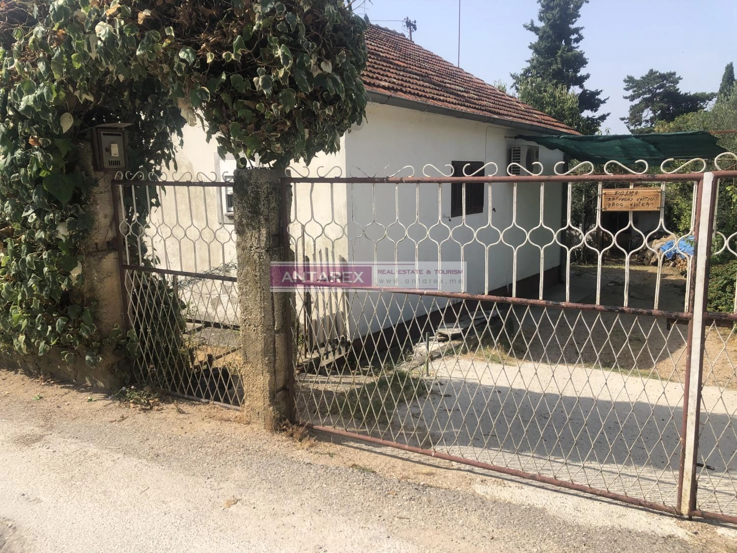 Kuća sa baštom u Donjoj Lastvi