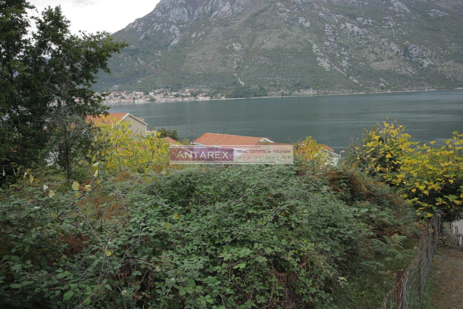 Plac-na-prvoj-liniji-do-mora-u-Stolivu-Kotor Plac na prvoj liniji do mora u Stolivu