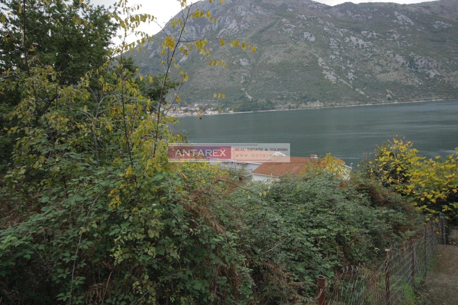 Plac-na-prvoj-liniji-do-mora-u-Stolivu-Kotor-1 Plac 1.350 m² – Stoliv, Kotor — fotografija 2