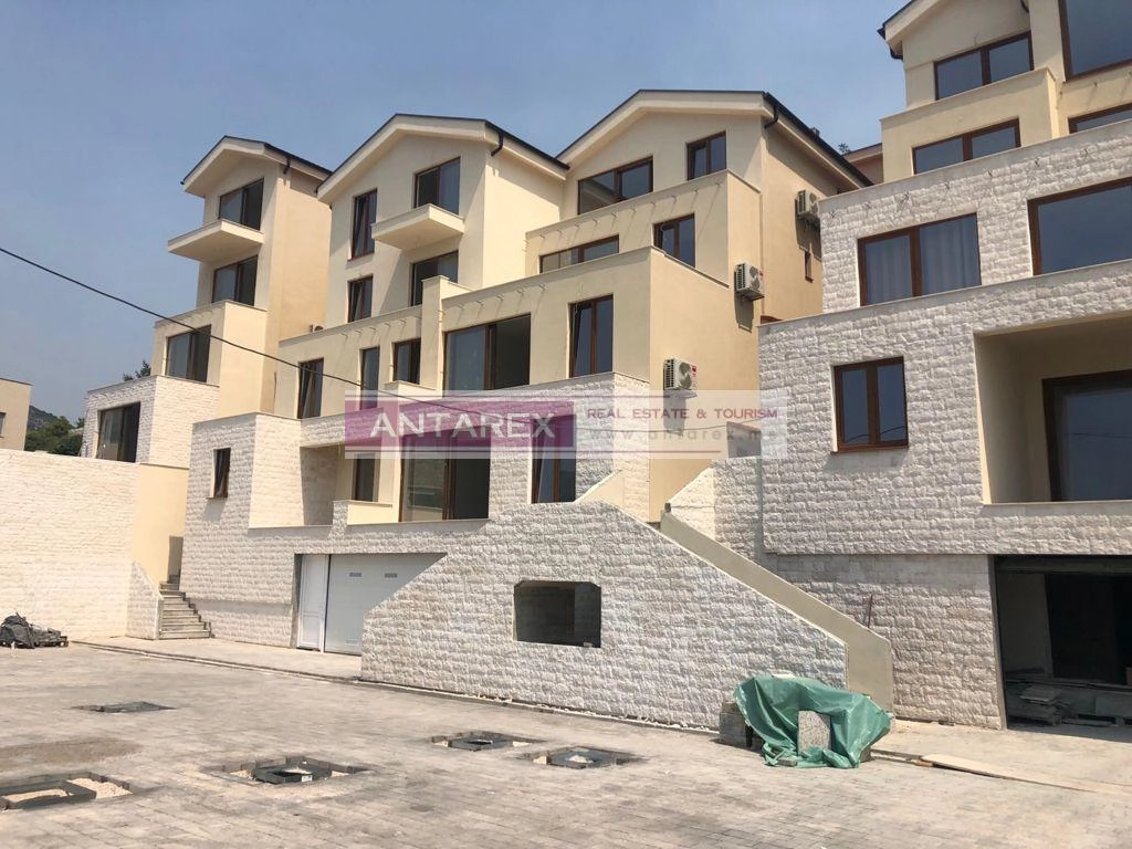 Trosoban-stan-u-prvoj-liniji-do-mora-Opatovo-Tivat-1 Trosoban stan 97 m² – Tivat — fotografija 2