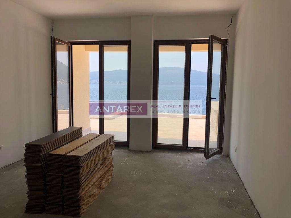 Trosoban-stan-u-prvoj-liniji-do-mora-Opatovo-Tivat-2 Trosoban stan 97 m² – Tivat — fotografija 3
