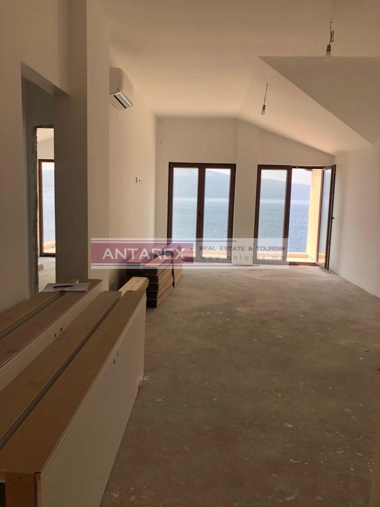Trosoban-stan-u-prvoj-liniji-do-mora-Opatovo-Tivat-4 Trosoban stan 97 m² – Tivat — fotografija 5
