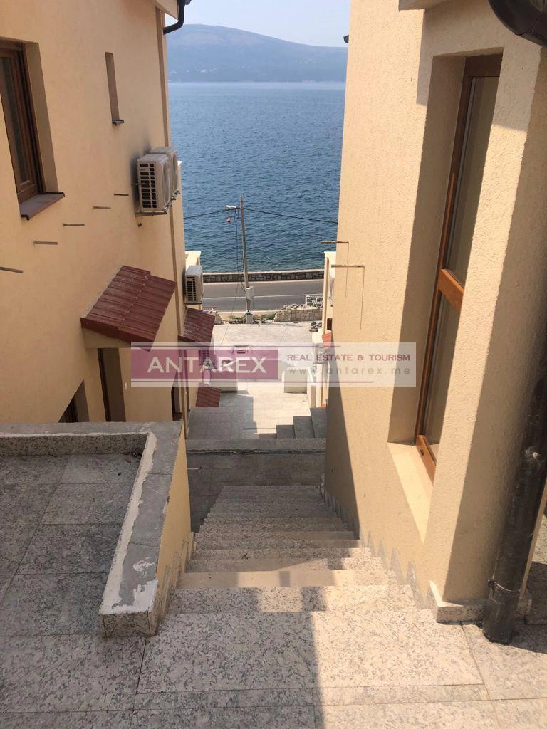 Trosoban-stan-u-prvoj-liniji-do-mora-Opatovo-Tivat-6 Trosoban stan 97 m² – Tivat — fotografija 7