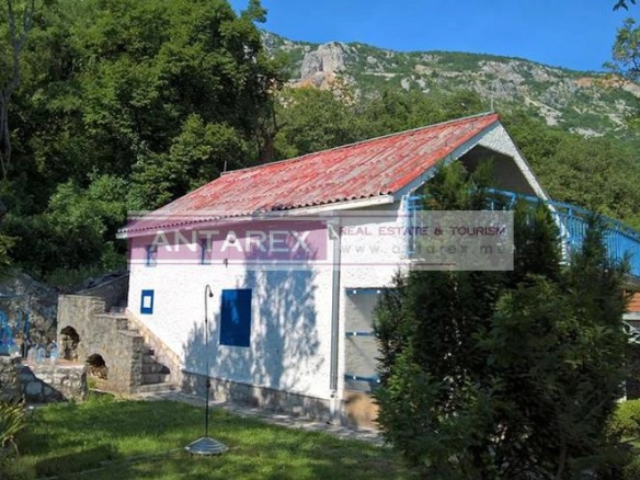 Kuća sa baštom i pogledom na more u Stanišićima