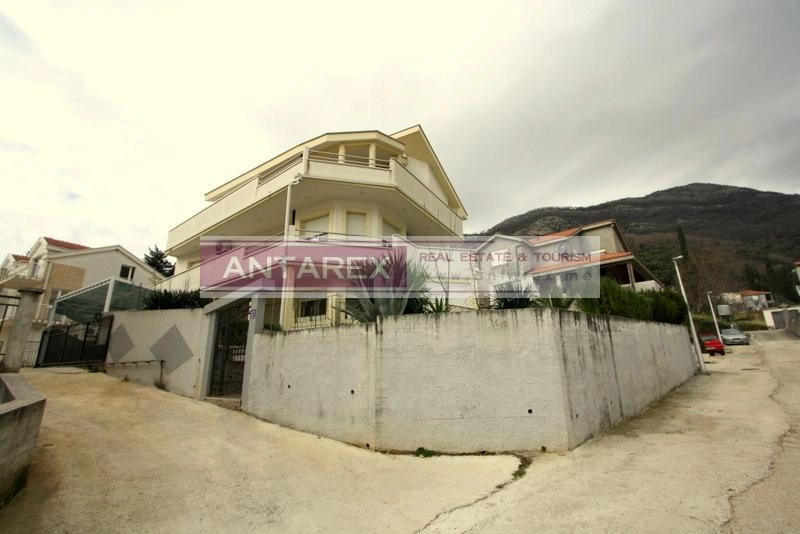 Kuca-sa-dvoristem-u-Baosicima-Herceg-Novi-1 Kuća 180 m² – Baošići, Herceg Novi — fotografija 2