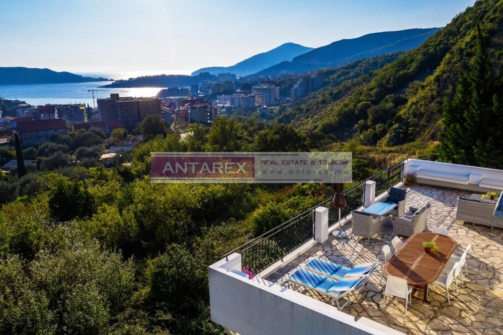 Kuca-sa-bazenom-i-terasama-u-Becicima-Budva-2 Kuća 486 m² – Bečići, Budva — fotografija 3