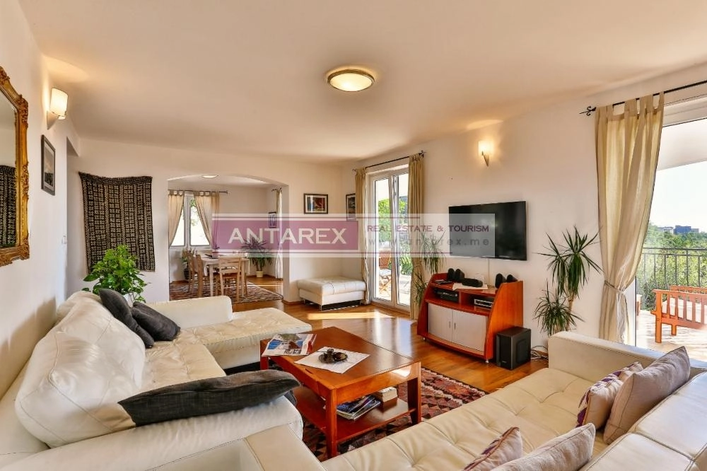 Kuca-sa-bazenom-i-terasama-u-Becicima-Budva-4 Kuća 486 m² – Bečići, Budva — fotografija 5