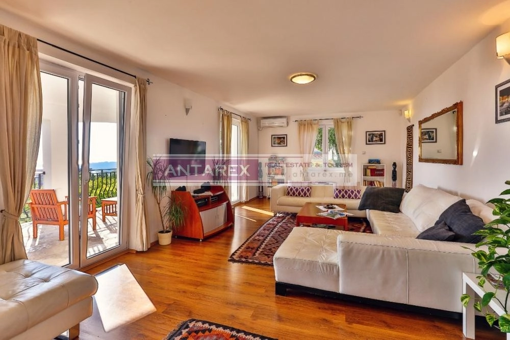 Kuca-sa-bazenom-i-terasama-u-Becicima-Budva-5 Kuća 486 m² – Bečići, Budva — fotografija 6