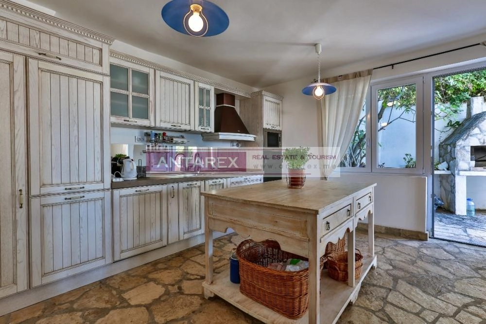Kuca-sa-bazenom-i-terasama-u-Becicima-Budva-6 Kuća 486 m² – Bečići, Budva — fotografija 7