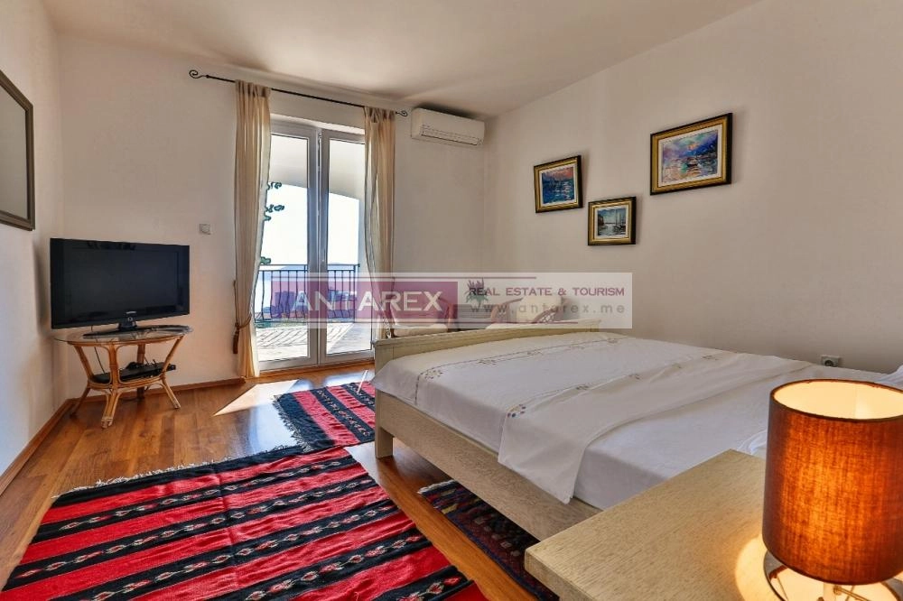Kuca-sa-bazenom-i-terasama-u-Becicima-Budva-8 Kuća 486 m² – Bečići, Budva — fotografija 9