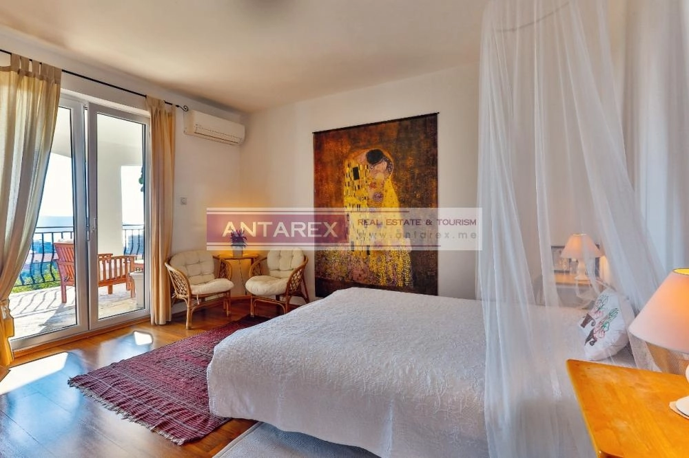 Kuca-sa-bazenom-i-terasama-u-Becicima-Budva-9 Kuća 486 m² – Bečići, Budva — fotografija 10
