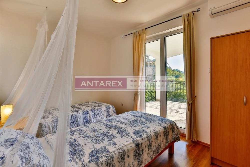 Kuca-sa-bazenom-i-terasama-u-Becicima-Budva-10 Kuća 486 m² – Bečići, Budva — fotografija 11
