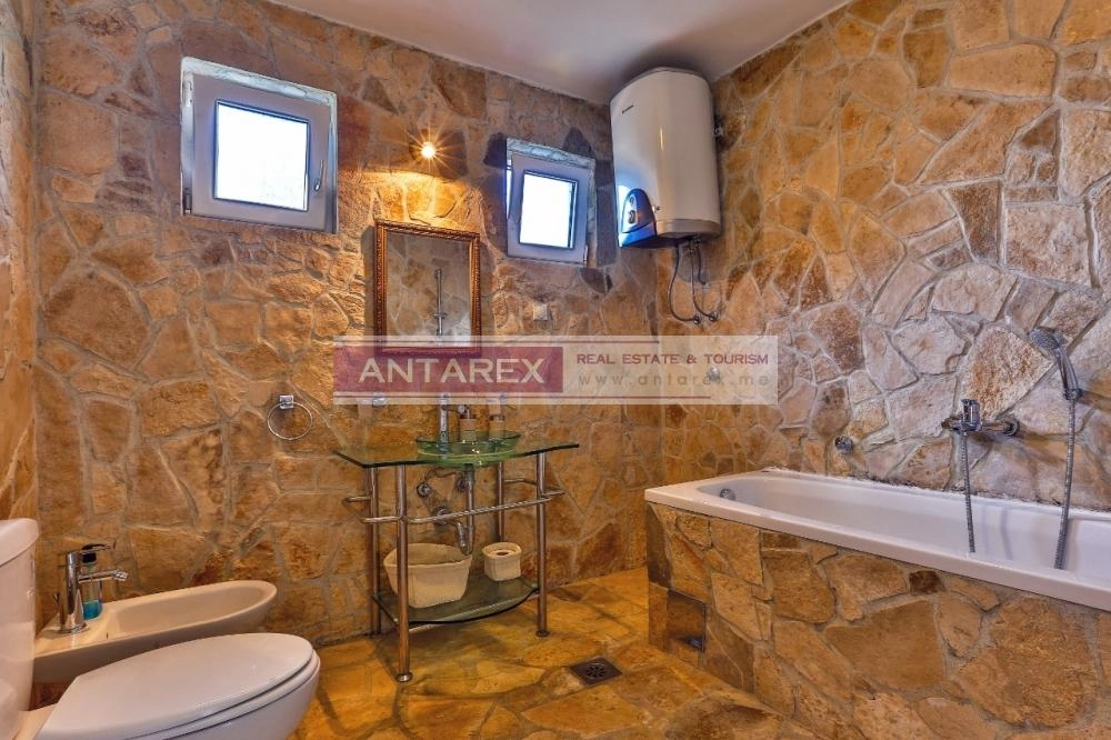 Kuca-sa-bazenom-i-terasama-u-Becicima-Budva-12 Kuća 486 m² – Bečići, Budva — fotografija 13