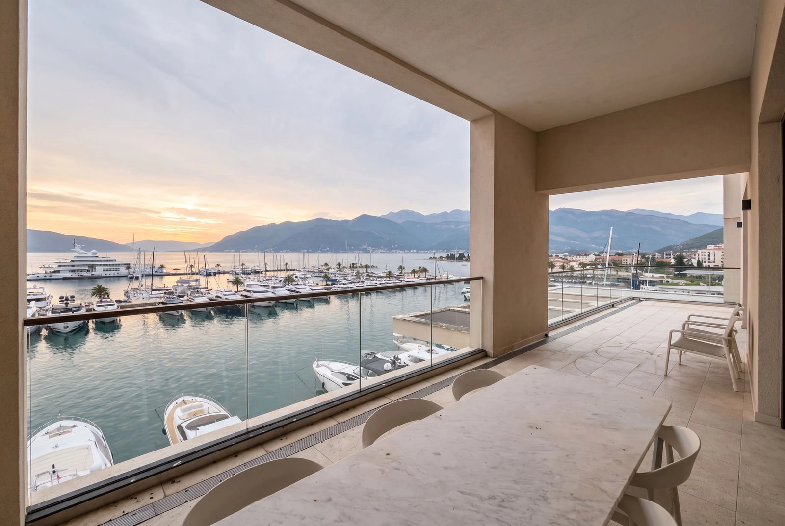 Penthaus-s-pogledom-na-more-u-Porto-Montenegru-Tivat-16 Dvosoban stan 231 m² – Tivat — fotografija 17