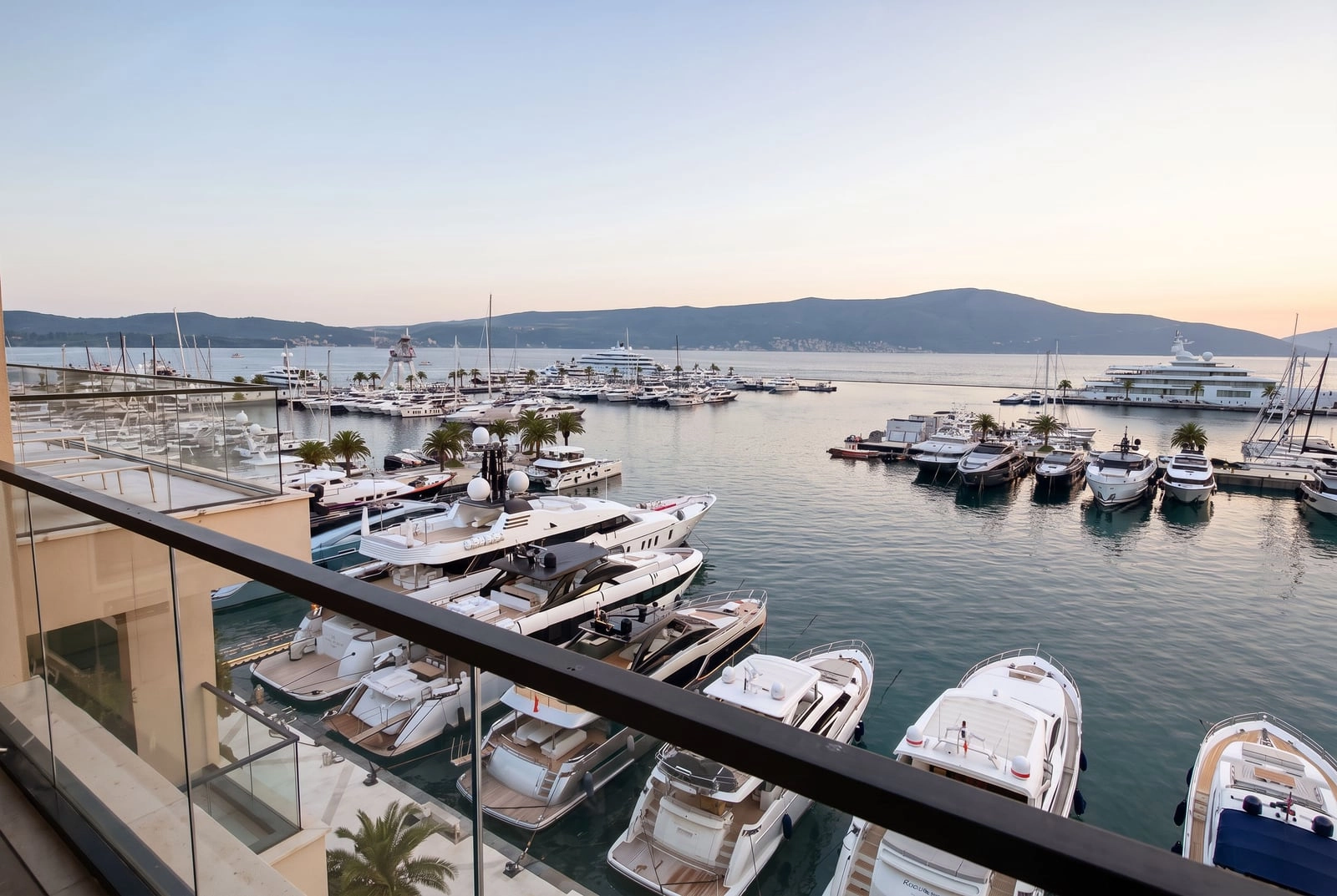 Penthaus-s-pogledom-na-more-u-Porto-Montenegru-Tivat-18 Dvosoban stan 231 m² – Tivat — fotografija 19