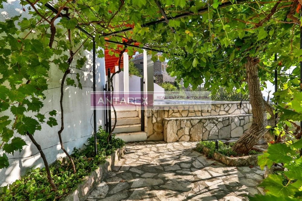 Kuca-sa-bazenom-i-terasama-u-Becicima-Budva-17 Kuća 486 m² – Bečići, Budva — fotografija 18