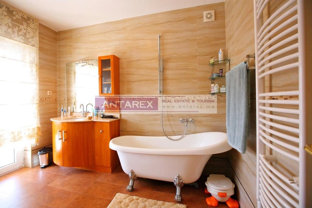 Kuca-sa-bazenom-u-Igalu-Herceg-Novi-7 Kuća 400 m² – Igalo, Herceg Novi — fotografija 8