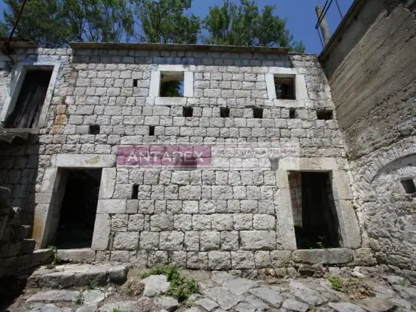 Stara kamena kuća za obnovu