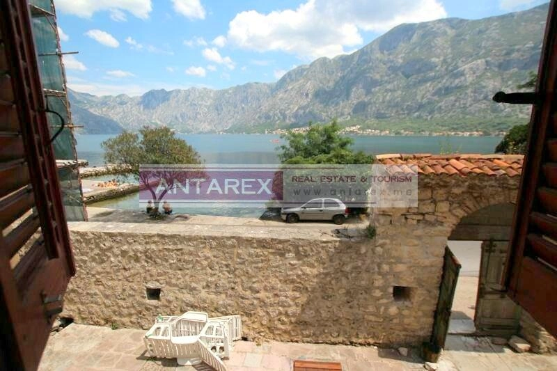 Stara-kamena-kuca-na-prvoj-liniji-u-Prcanju-Kotor Stara kamena kuća na prvoj liniji u Prčanju