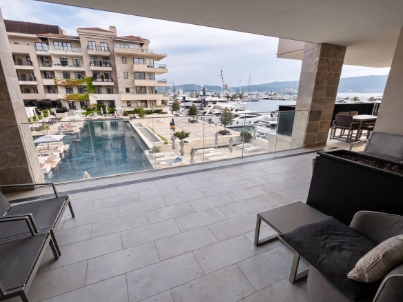 Trosoban stan 215 m² – Tivat — fotografija 6
