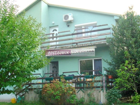 Kuća sa bazenom i placem u Tunevu