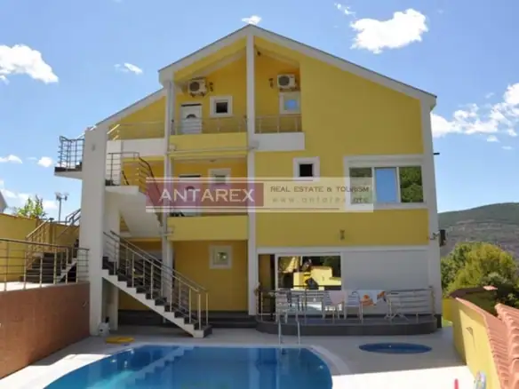 Kuća sa šest apartmana i bazenom