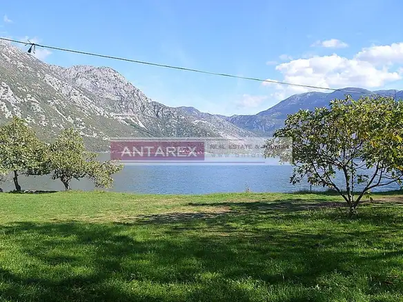 Plac na prvoj liniji do mora u Koštanjici