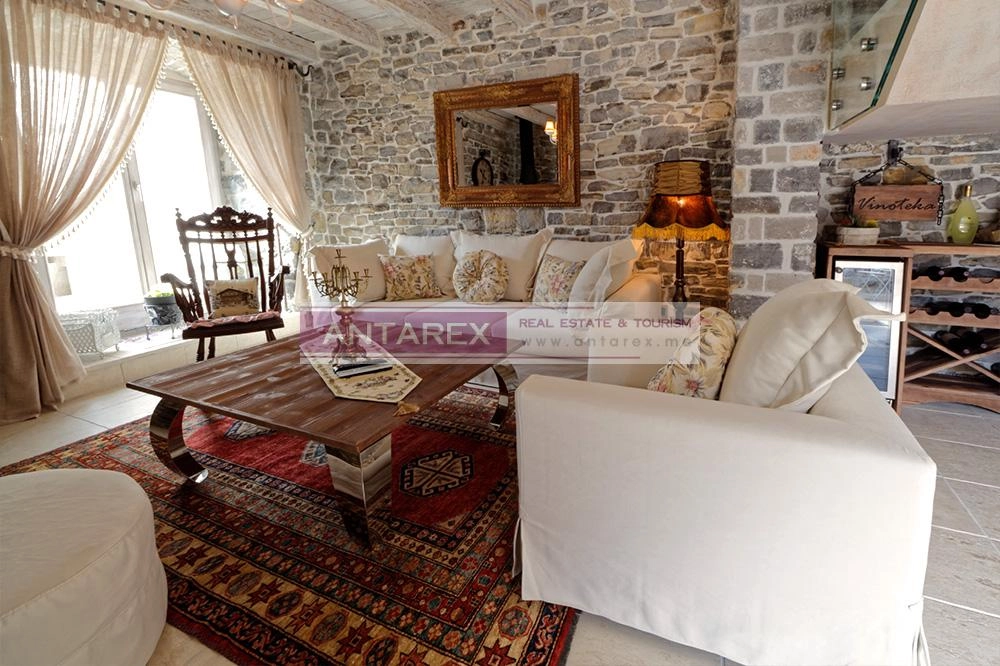 Kamena-kuca-na-prvoj-liniji-do-mora-Opatovo-Tivat-1 Kuća 125 m² – Tivat — fotografija 2