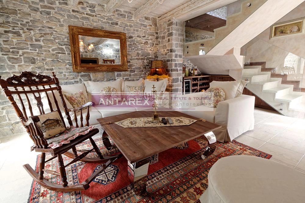 Kamena-kuca-na-prvoj-liniji-do-mora-Opatovo-Tivat-2 Kuća 125 m² – Tivat — fotografija 3
