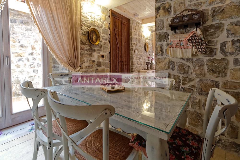Kamena-kuca-na-prvoj-liniji-do-mora-Opatovo-Tivat-5 Kuća 125 m² – Tivat — fotografija 6