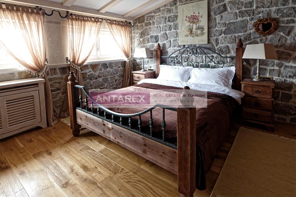 Kamena-kuca-na-prvoj-liniji-do-mora-Opatovo-Tivat-9 Kuća 125 m² – Tivat — fotografija 10