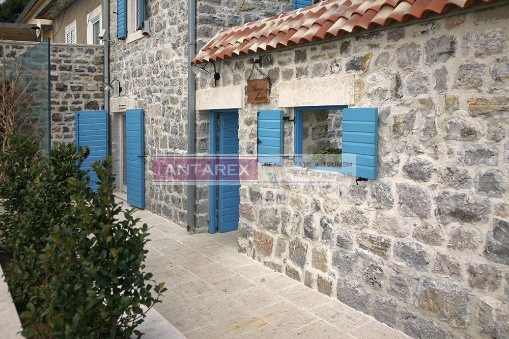 Kamena-kuca-na-prvoj-liniji-do-mora-Opatovo-Tivat-12 Kuća 125 m² – Tivat — fotografija 13