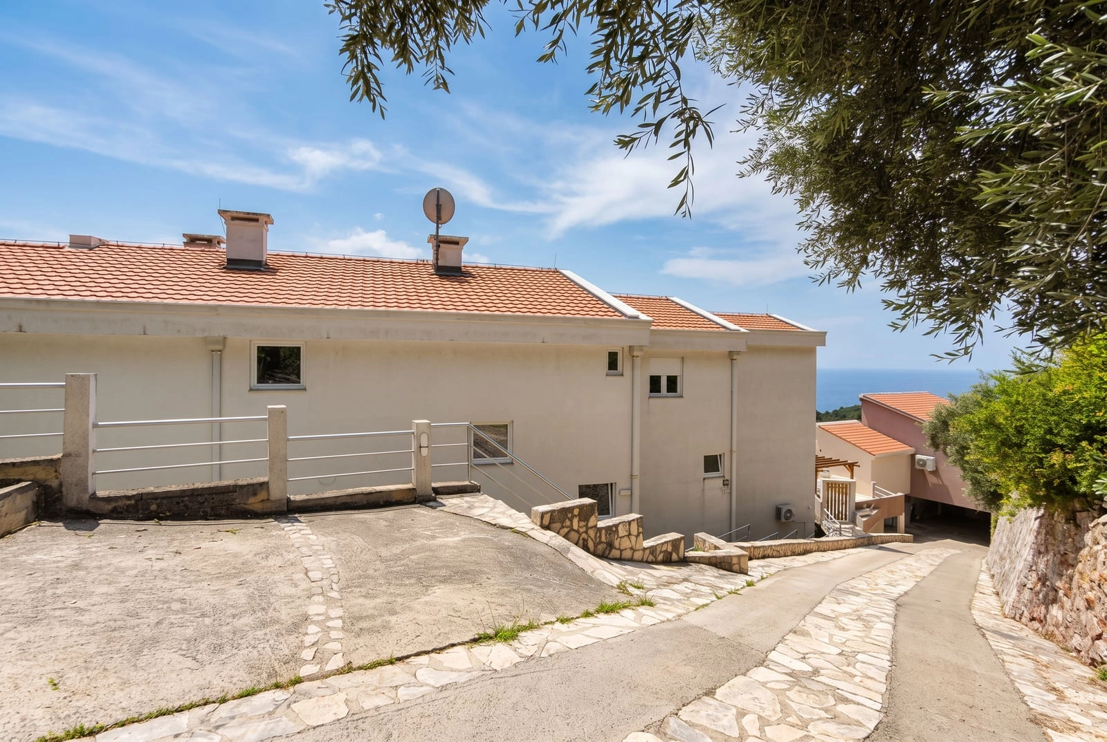 Trosoban-stan-s-terasom-u-Petrovcu-Budva-15 Trosoban stan – Petrovac, Budva — fotografija 16