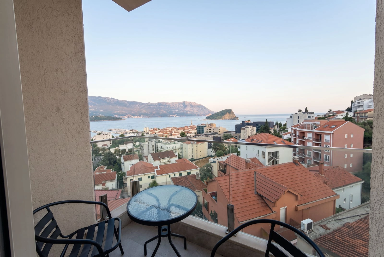 Jednosoban-stan-s-terasom-i-pogledom-na-more-Gospostina-Budva-2 Izdavanje: Jednosoban stan – Gospoština, Budva — fotografija 3