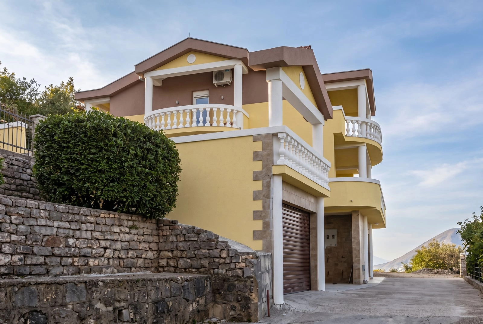Kuca-sa-bazenom-i-pogledom-na-more-u-Opatovu-Tivat-2 Kuća 228 m² – Tivat — fotografija 3