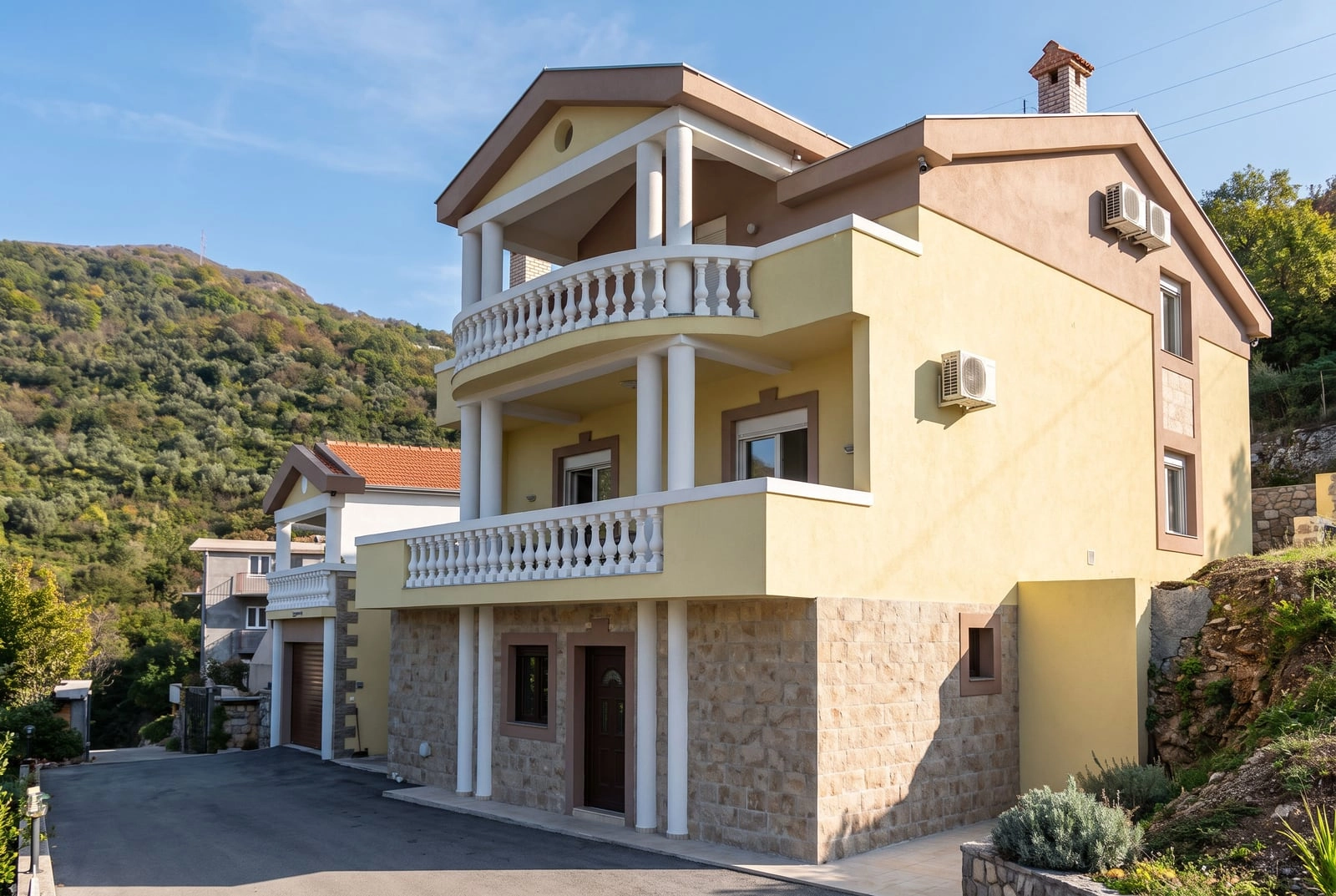 Kuca-sa-bazenom-i-pogledom-na-more-u-Opatovu-Tivat-3 Kuća 228 m² – Tivat — fotografija 4