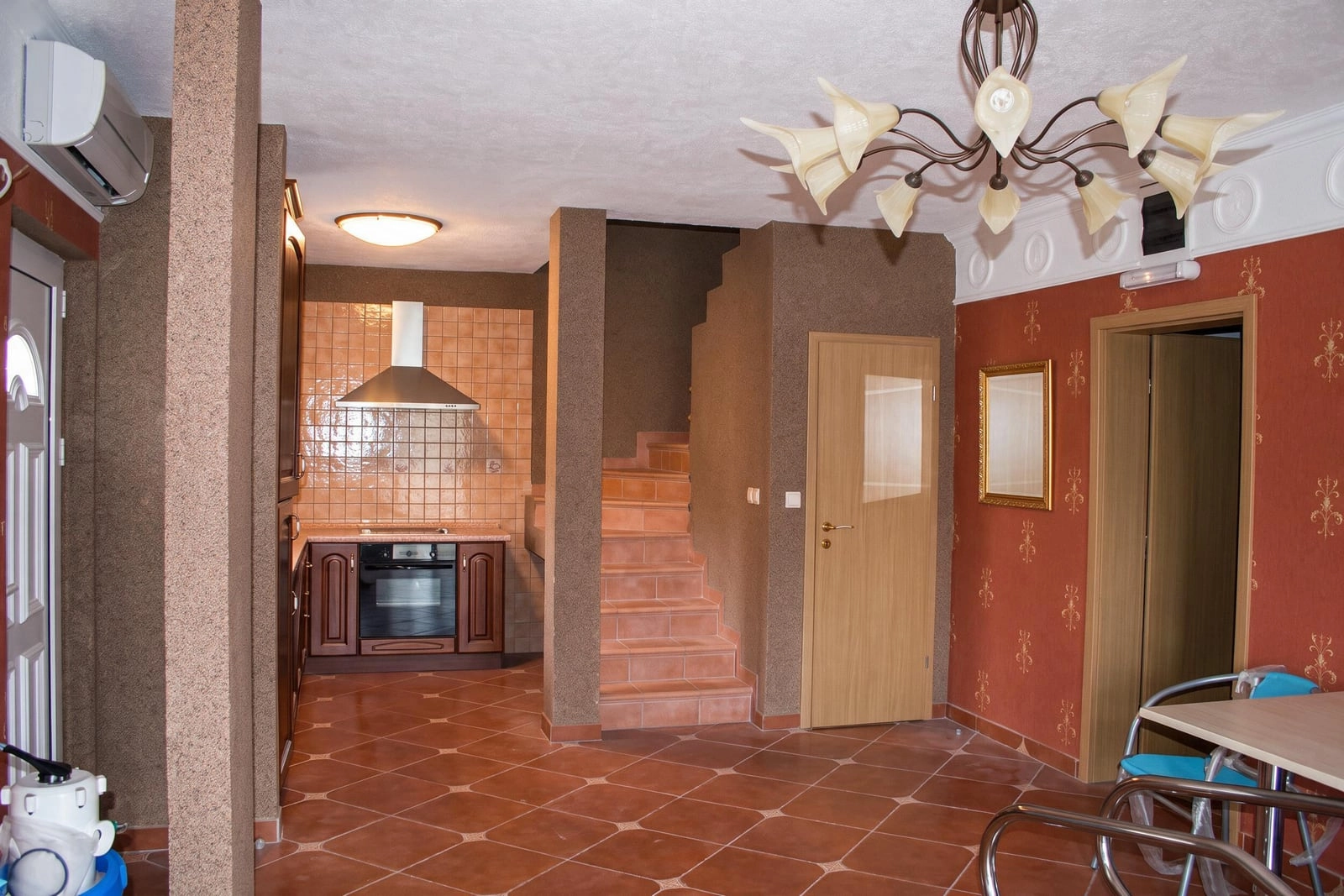 Kuca-sa-bazenom-i-pogledom-na-more-u-Opatovu-Tivat-4 Kuća 228 m² – Tivat — fotografija 5