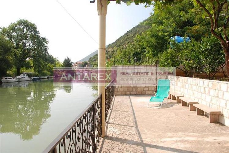 Kuca-sa-apartmanima-uz-rijeku-Sutorinu-Igalo-Herceg-Novi Kuća sa apartmanima uz rijeku u Igalu