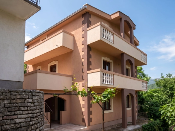 Troetažna kuća sa tri apartmana u Opatovu