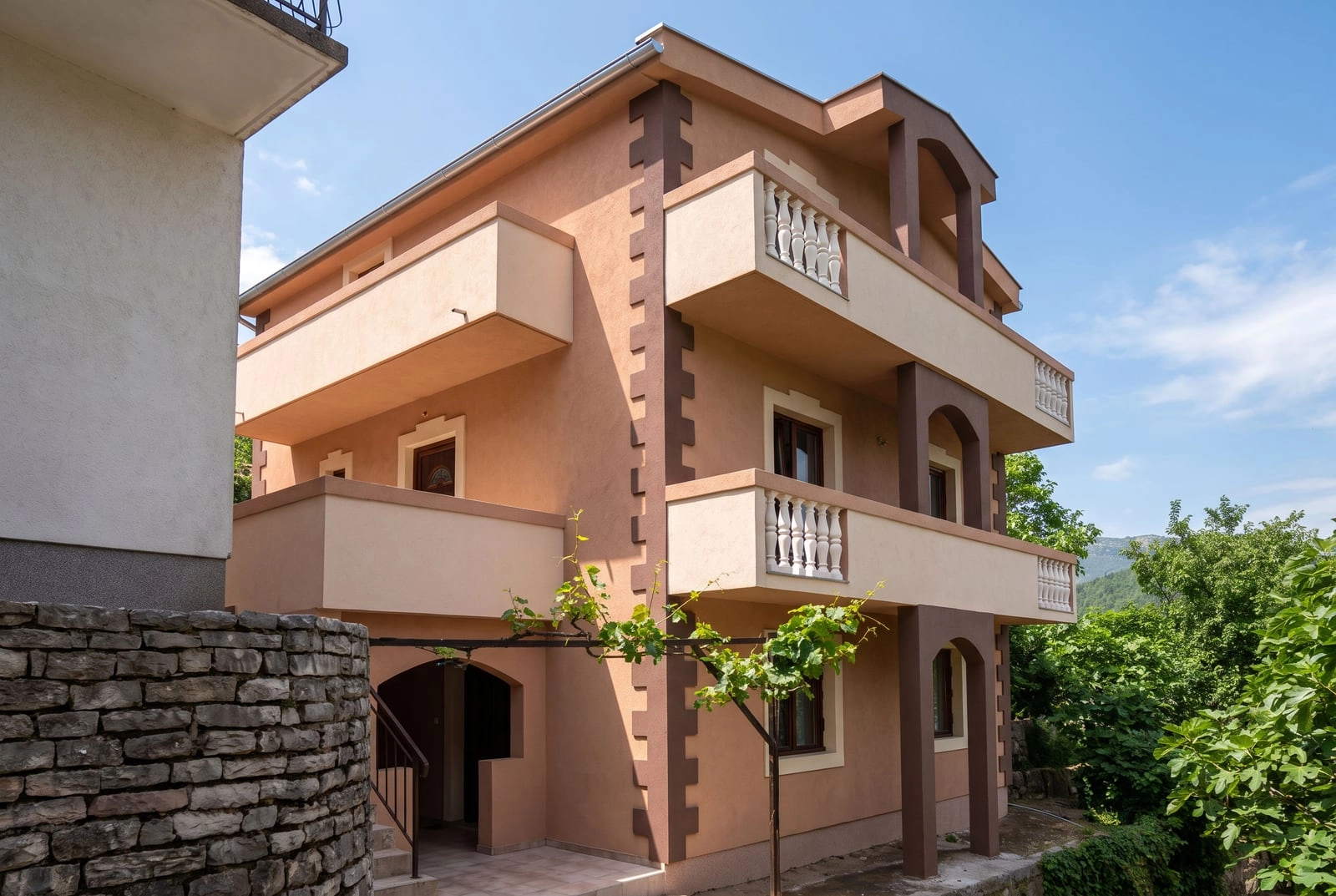 Troetazna-kuca-sa-tri-apartmana-u-Opatovu-Tivat Troetažna kuća sa tri apartmana u Opatovu