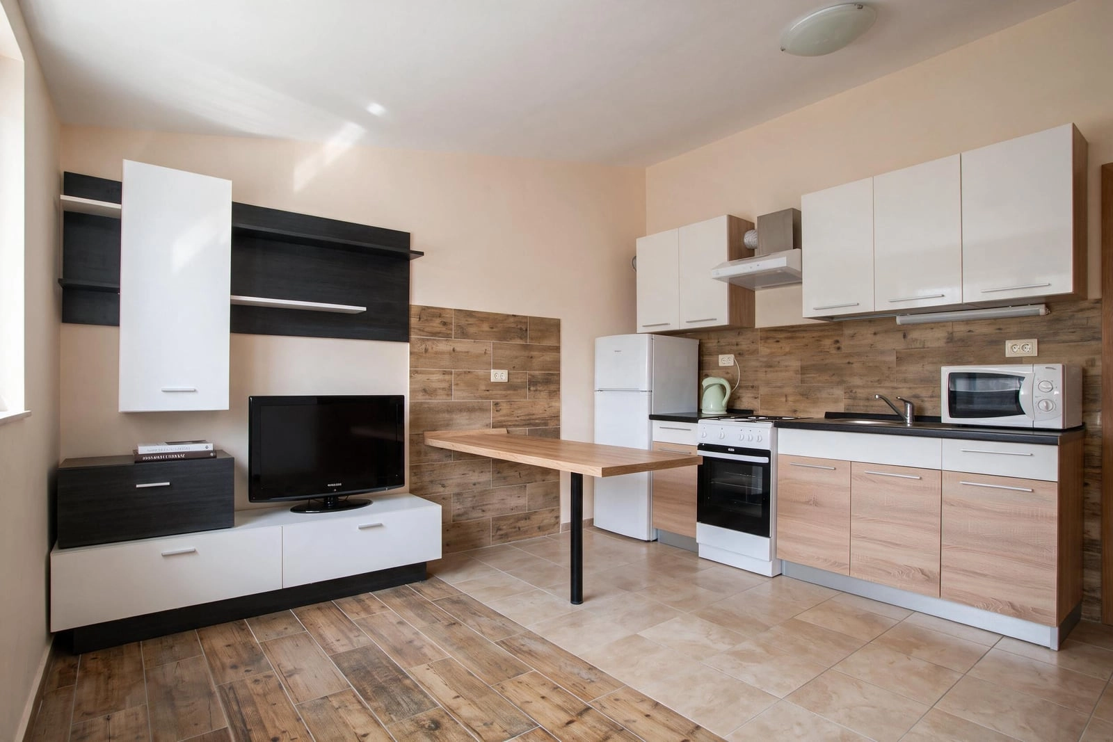 Troetazna-kuca-sa-tri-apartmana-u-Opatovu-Tivat-1 Kuća 198 m² – Tivat — fotografija 2